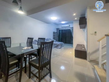 *****ทาวน์เฮ้าส์มือสองย่านกรุงเทพมหานคร ม.เดอะคอนเนค31 ดอนเมือง-เทิดราชัน เนื้อที่มากถึง 21 ตร.ว. ฟังก์ชัน 3 ห้องนอน 2 ห้องน้ำ 2 ที่จอดรถ บ้านใหม่ ทำเลน่าอยู่ ใกล้สนามบินดอนเมือง, รถไฟฟ้าสายสีแดง "สถานีดอนเมือง" และทางด่วน "อุตรภิมุข" ในราคาสุดคุ้ม!